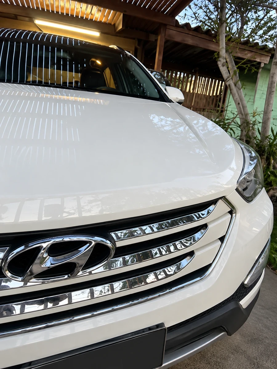 Frontal de vehículo Hyundai blanco terminado, con terminación exterior brillante