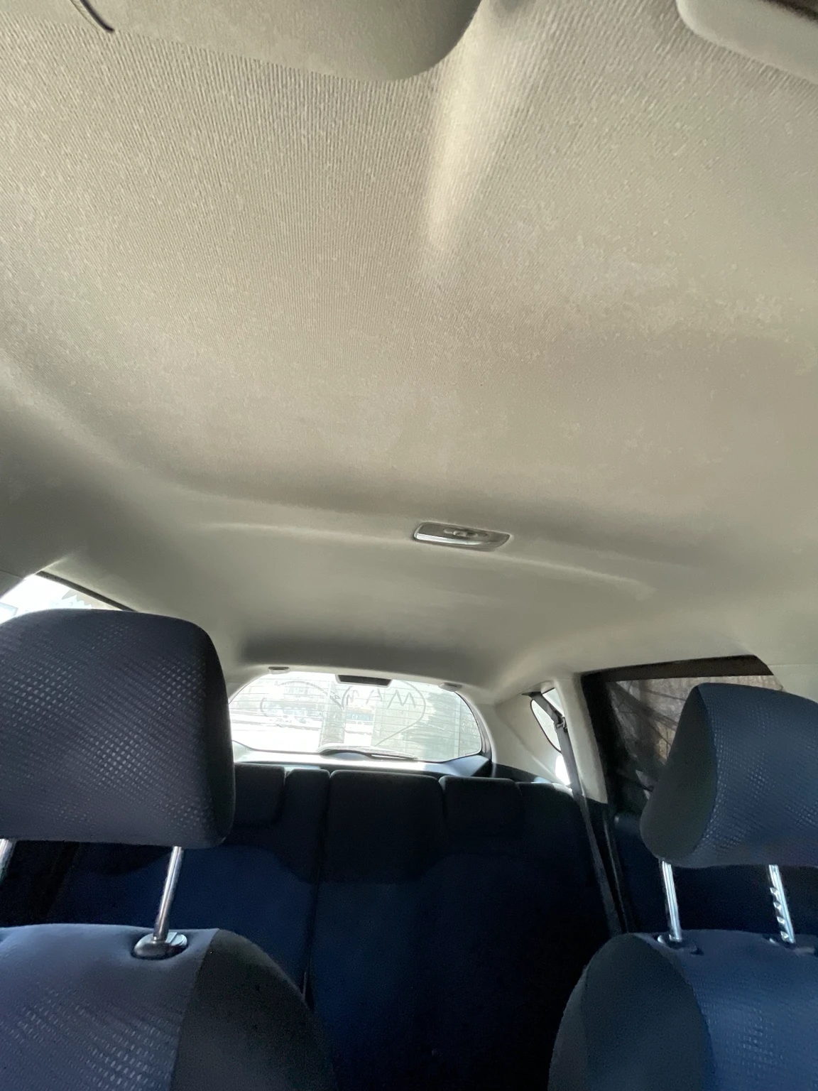Techo interior del vehículo limpio