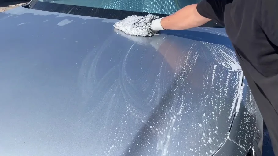 Lavado de capó con guante de microfibra y espuma