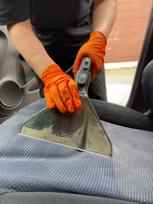 Extracción de suciedad sobre asiento de tela con máquina