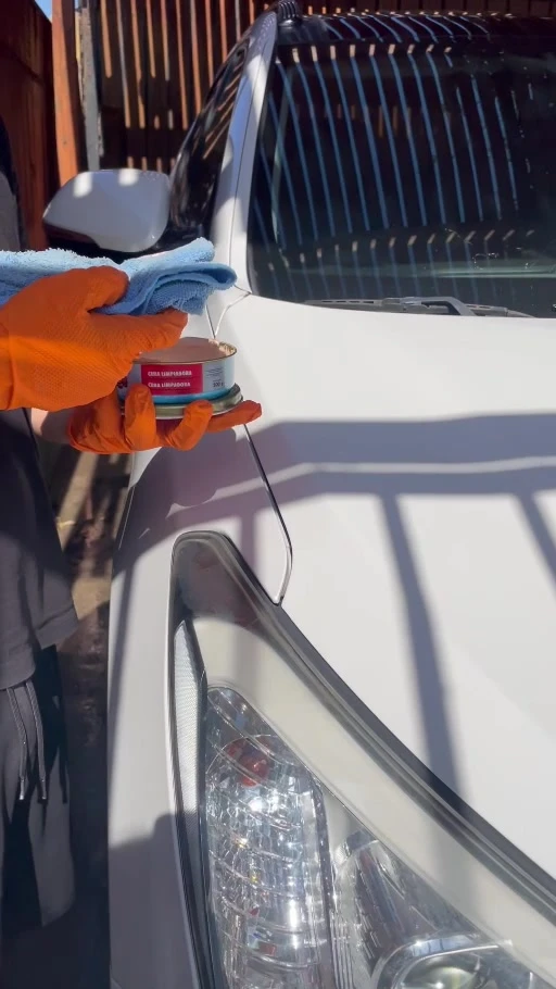 Aplicación de cera en el exterior del vehículo con microfibra