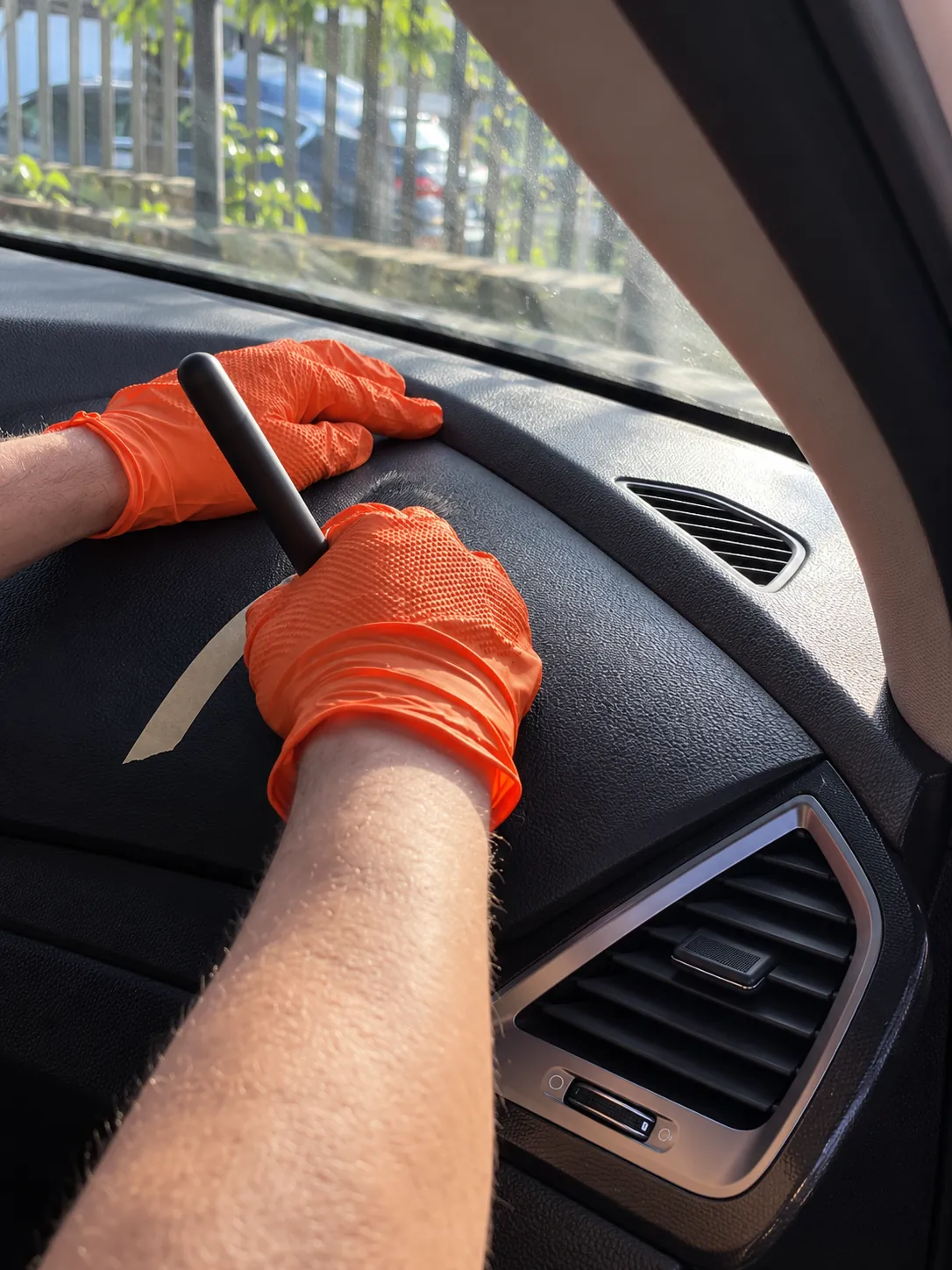 Limpieza de detalles del interior con brocha