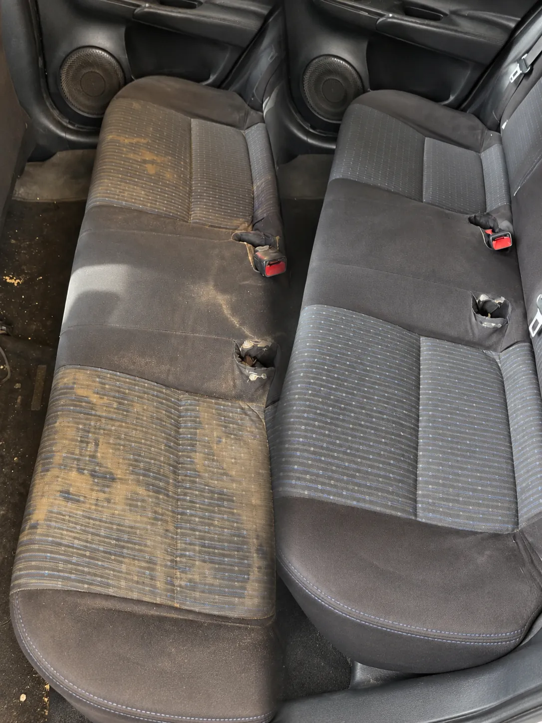 Asiento de tela: suciedad antes de la limpieza a la izquierda y resultado a la derecha; el desgaste del tejido permanece